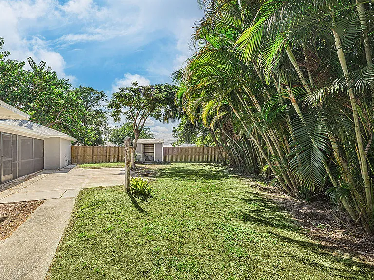 300 Riomar Dr — Photo 10
