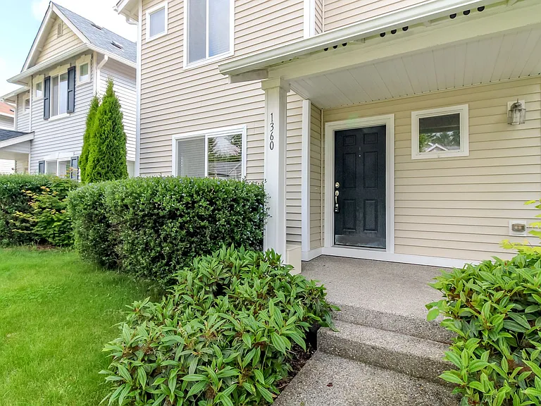 1360 Sinclair Dr — Photo 2