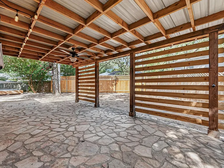 1804 Stagecoach Trl — Photo 23