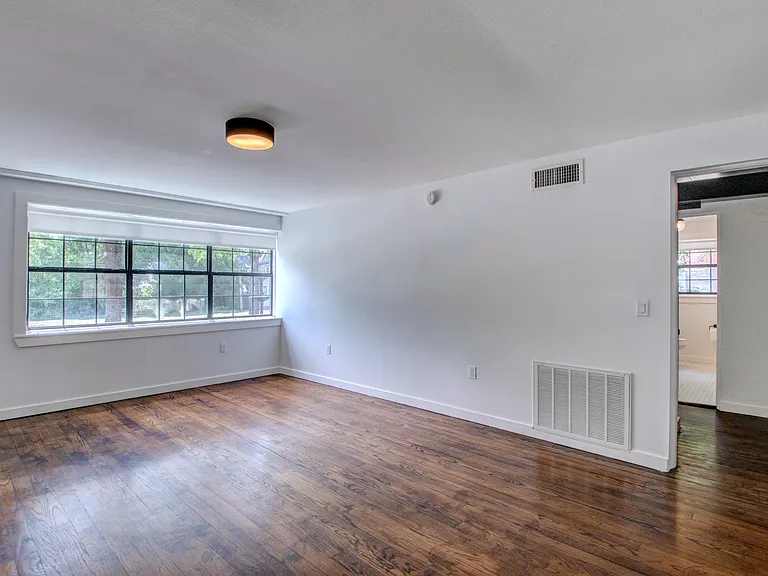 1520 Broadway St — Photo 5