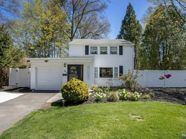 59 Stuart St, Waldwick, NJ 07463