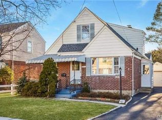 457 Emory Rd, Mineola, NY 11501