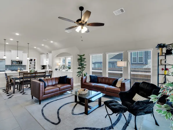 208 Claywood Dr, Glenn Heights, TX 75154