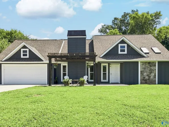 9883 Willow Cove Rd SE, Huntsville, AL 35802