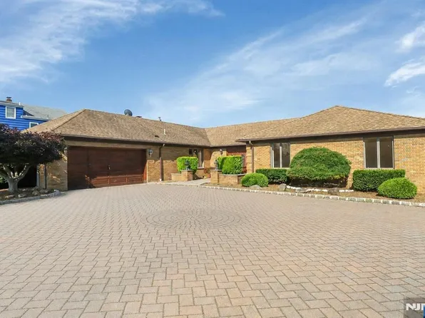 733 1st St, Lyndhurst, NJ 07071