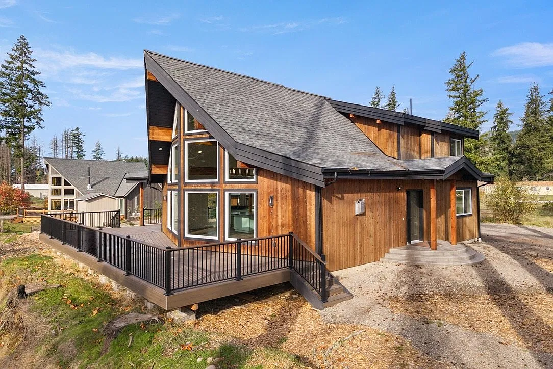 Perched above the Santiam: 3BD/2BA, walls of glass, two fireplaces, 40 min to Salem. — Photo 3