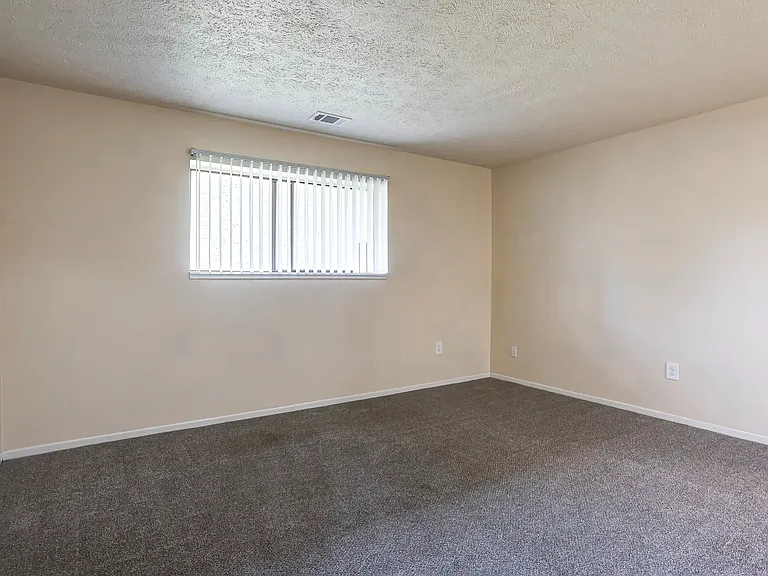 Country Knoll Apartments — Photo 10