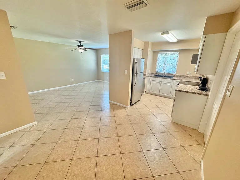 5002 Seneca Ave — Photo 9