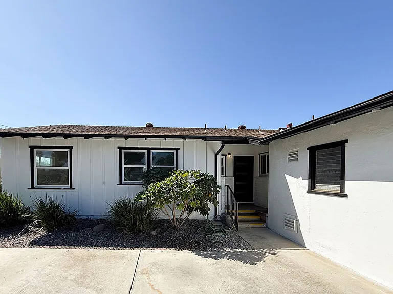 8751 Chantilly Ave — Photo 2