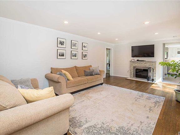 2nd image of 12A Oak Dr