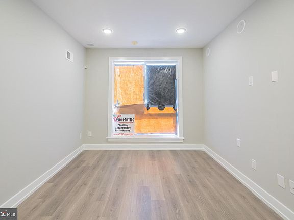 3rd image of 2439 W Oxford St #1