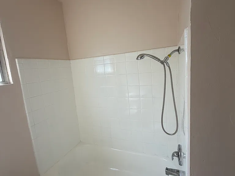1020 E 12th St #6 — Photo 3