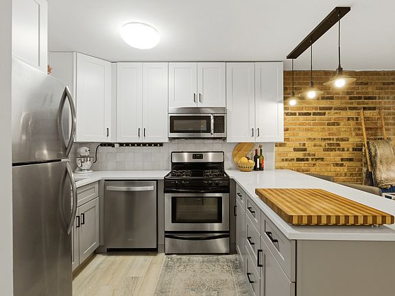 5th image of 910 W Diversey Pkwy APT F