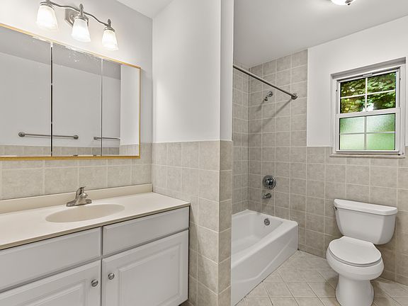 3rd image of 87 Poplar St APT 4