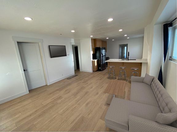 3rd image of 358 E Logan Ave
