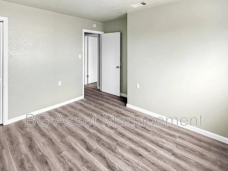 1755 Emeric Ave — Photo 20