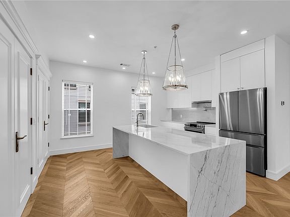 4th image of 500 SW B St #3