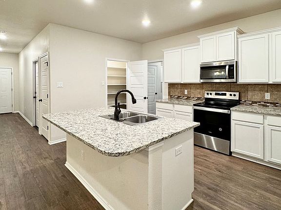3rd image of 1746 Dryden Ave