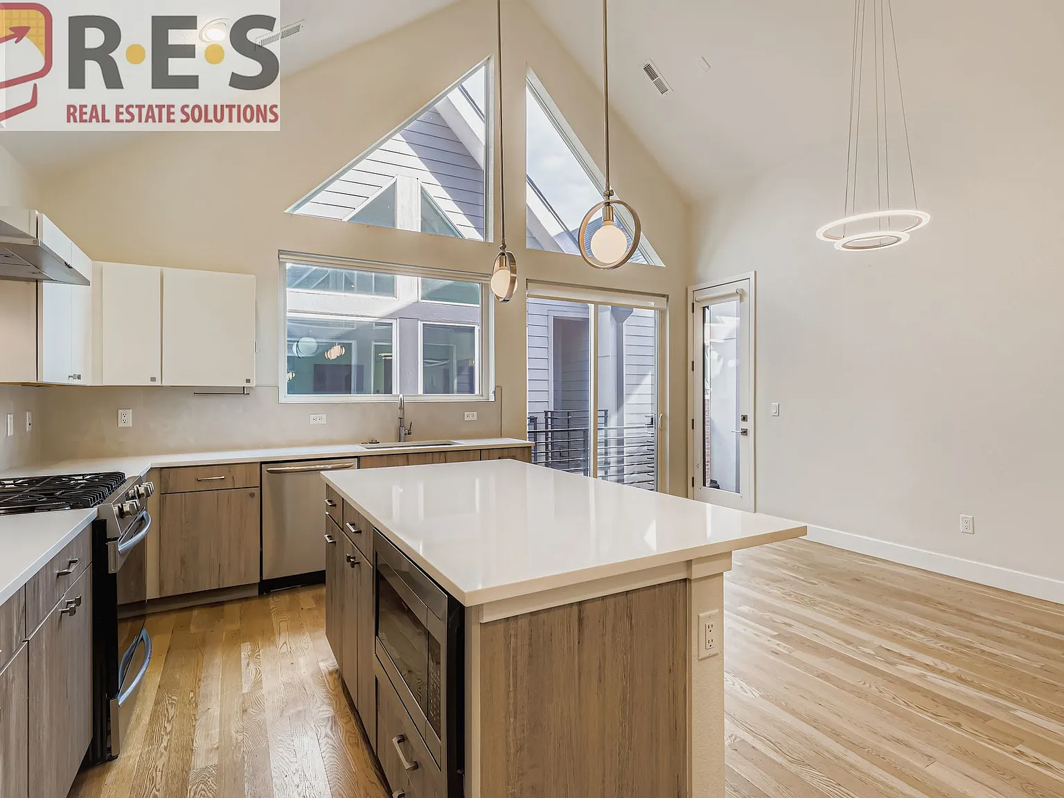 3411 N Albion St — Photo 4