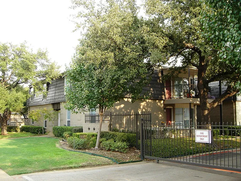 Amherst Oaks — Photo 27
