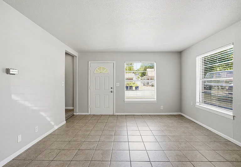 3209 Rogers Ave — Photo 5