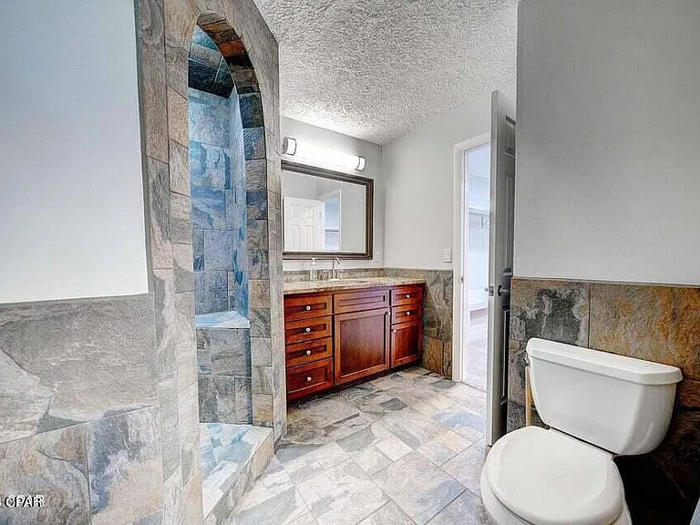 350 Greenwood Cir — Photo 22