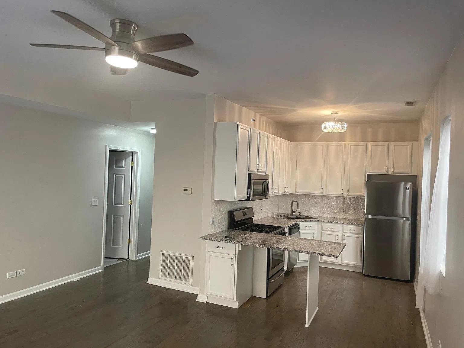 405 E Oakwood Blvd — Photo 2