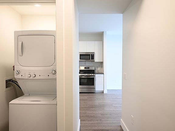 4th image of 475 William St Unit 405