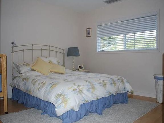 3rd image of 211 Oak Wood Way
