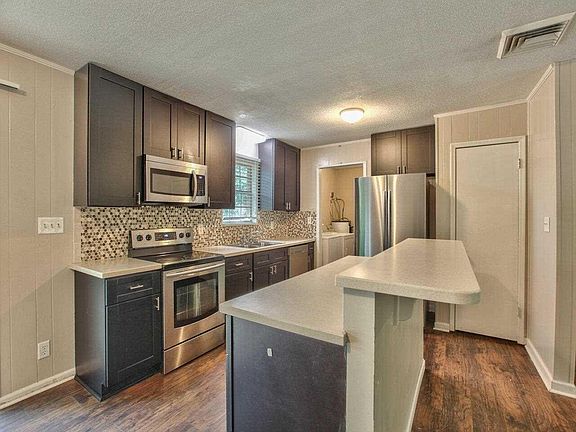 4th image of 209 Cactus St