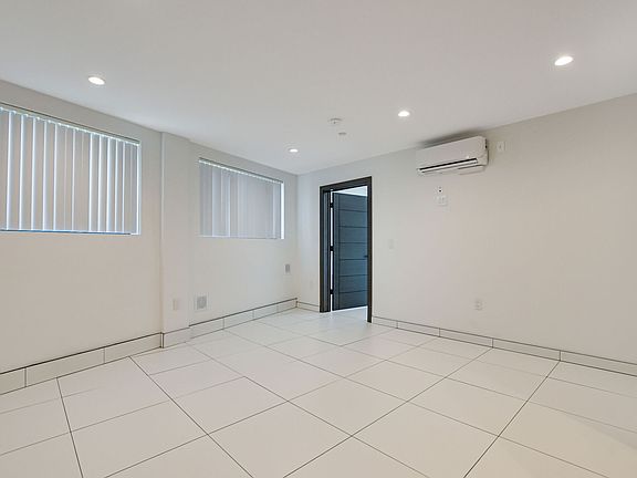 4th image of 946 S Ridgeley Dr #107