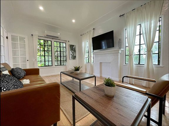 5th image of 944 12th St APT 8