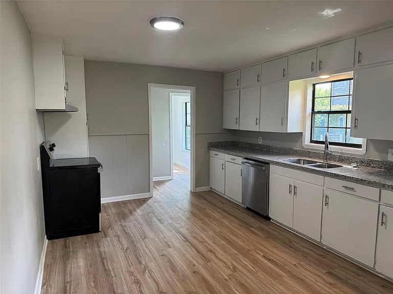 411 N Baron St — Photo 10