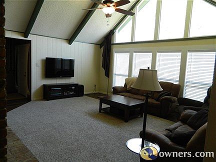 HUGE 25' x 23' living room with vaulted ceilingg