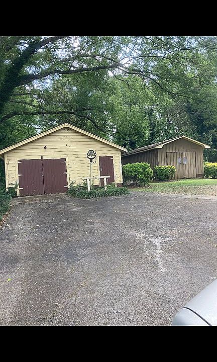 2nd image of 19 Spring Cir