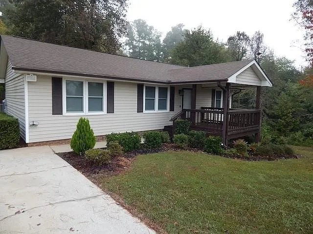 3 bed, 1.5 bath, $1,300 — Photo 2