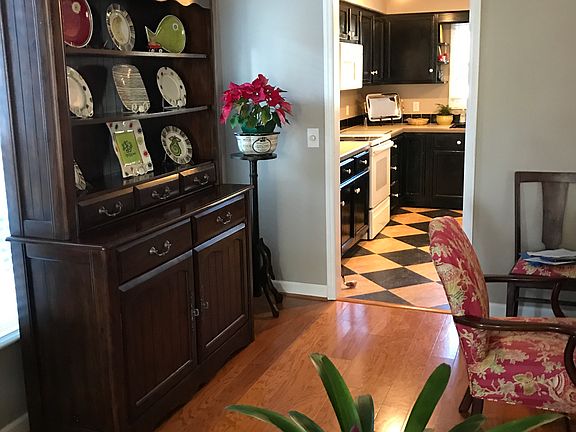 entry from kitchen to dining room