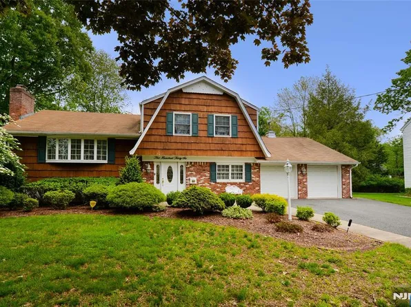 536 Fordham Pl, Paramus, NJ 07652