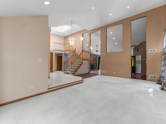 4th image of 230 Lakeview Ct