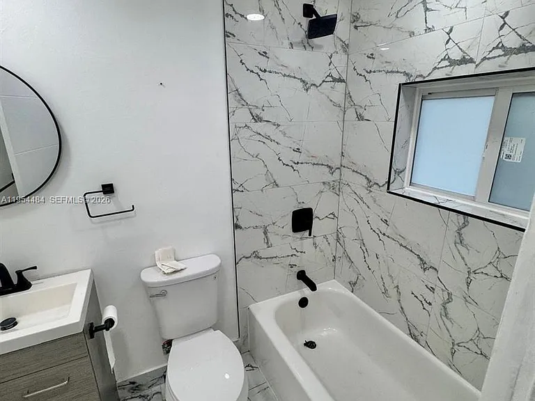 555 NE 70th St #STUDIO — Photo 7