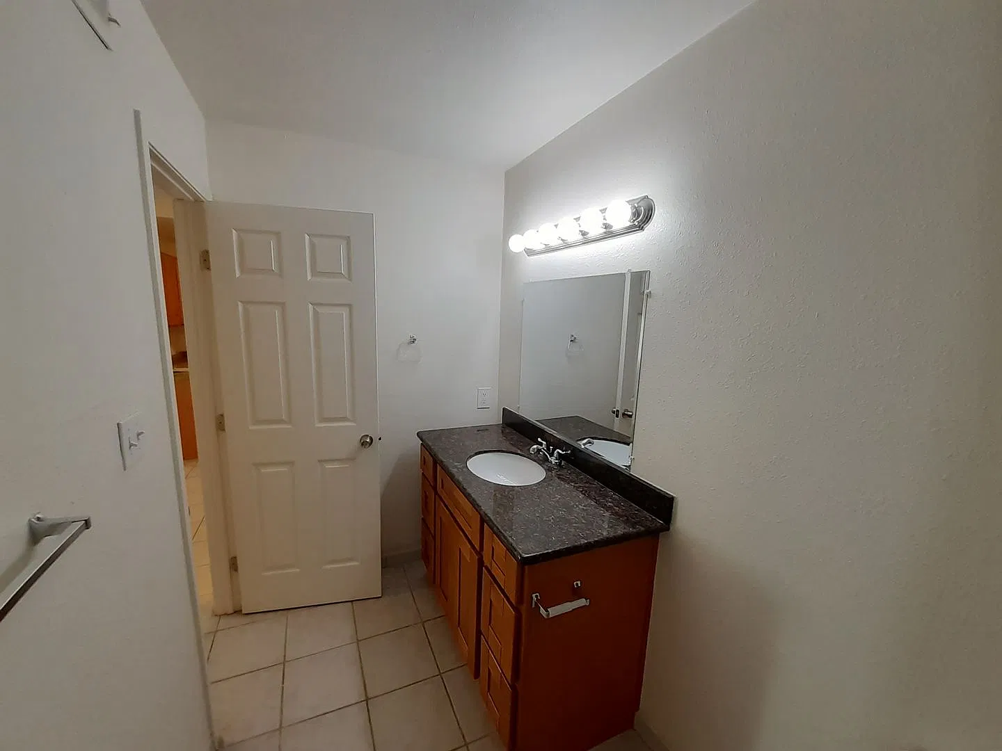 Las Palmas Apartments — Photo 4