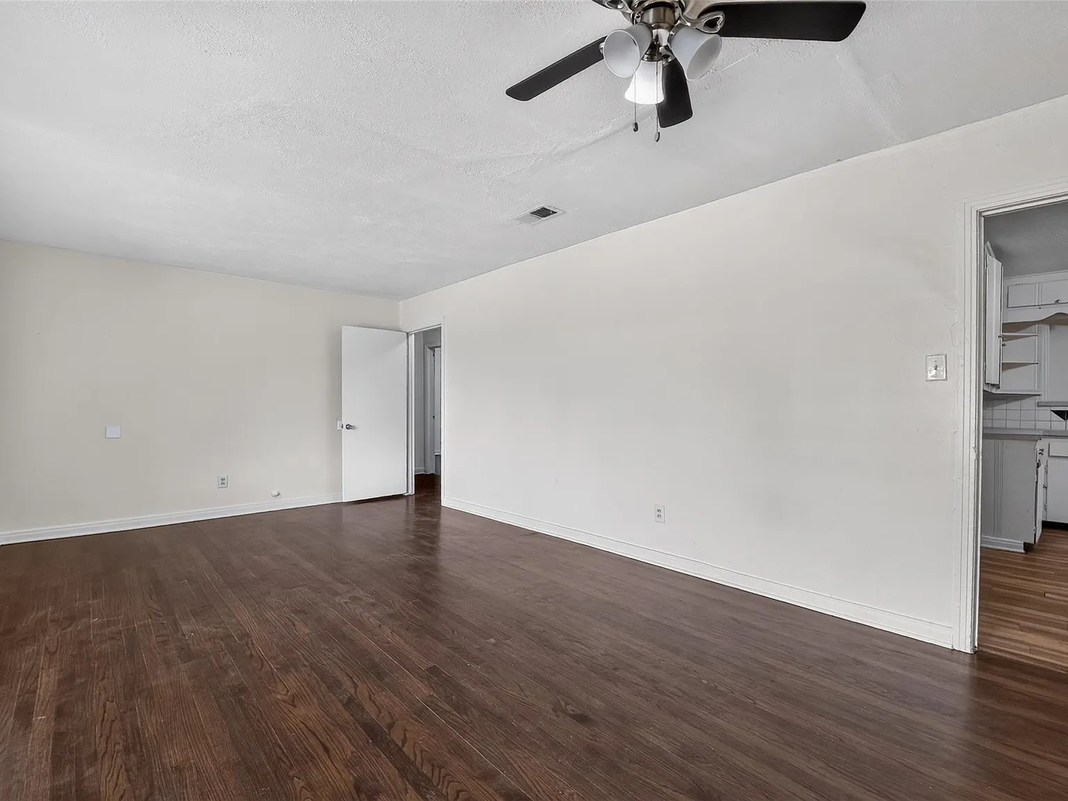 3 bed, 1.0 bath, 1324 sqft, $1,400 — Photo 4