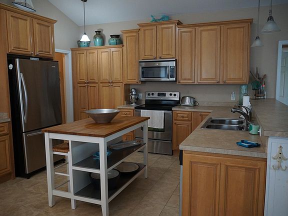 4th image of 210 NE 38th St