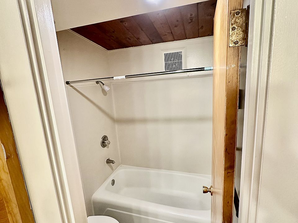 Separate Tub & Toilet
