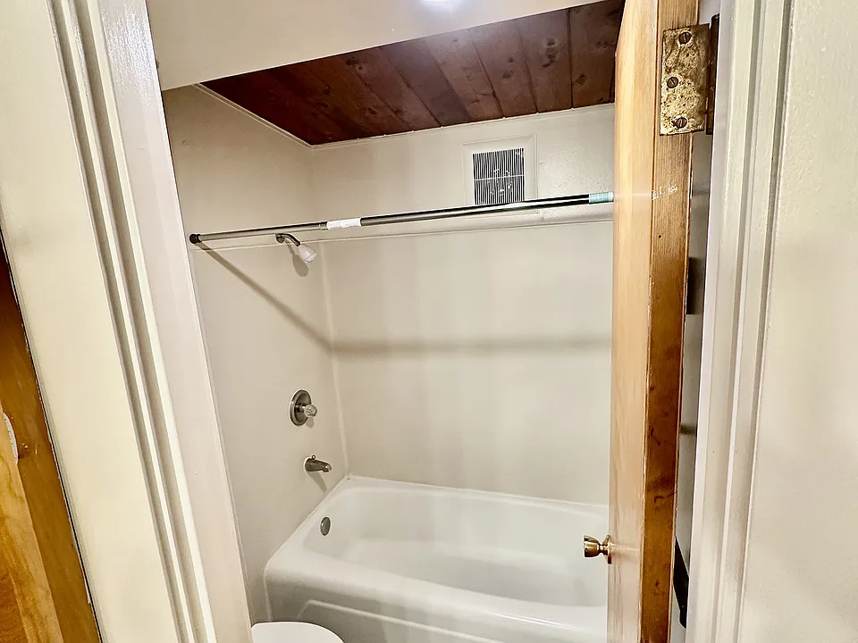Separate Tub & Toilet