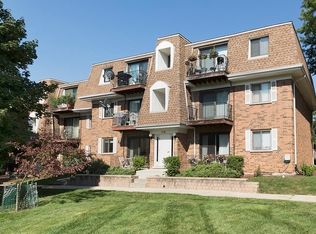 4126 Cove Ln APT B, Glenview, IL 60025