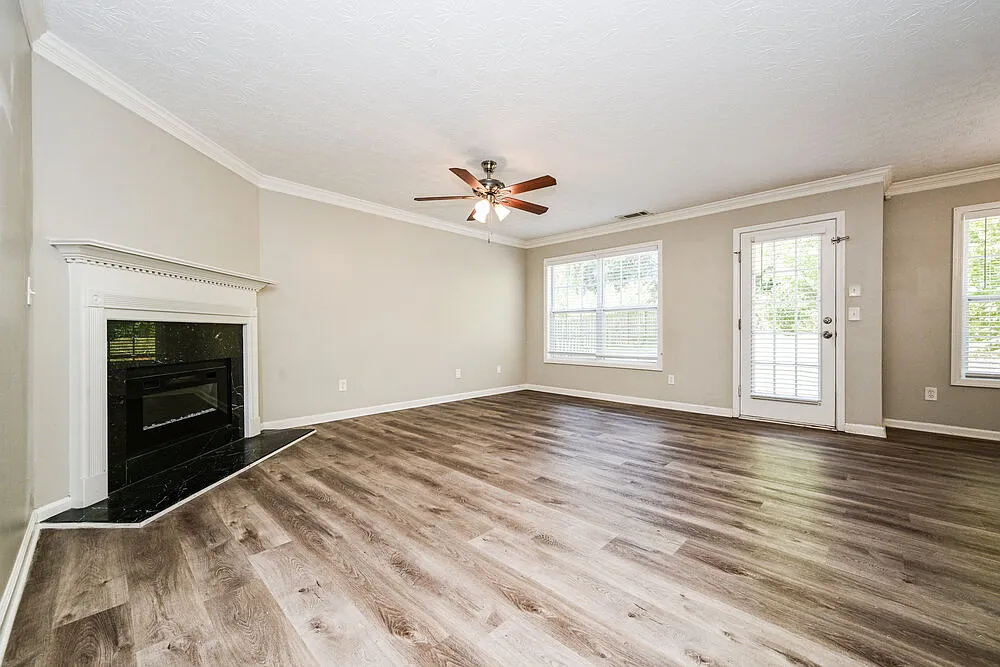 5 bed, 2.5 bath, 2262 sqft, $2,280 — Photo 4