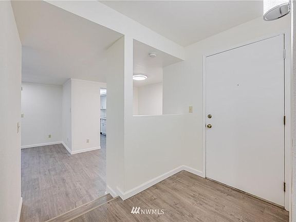 3rd image of 4727 W Lake Sammamish Pkwy SE APT B101