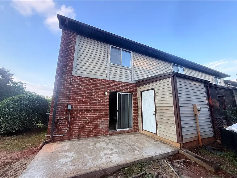 224 Fountain Dr — Photo 2