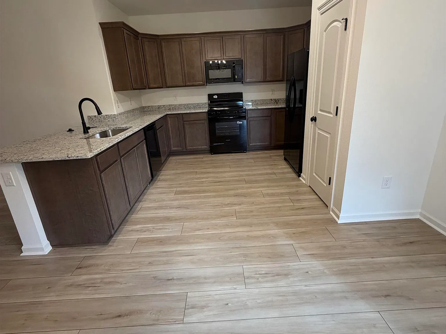 3 bed, 1388 sqft, $1,700 — Photo 3